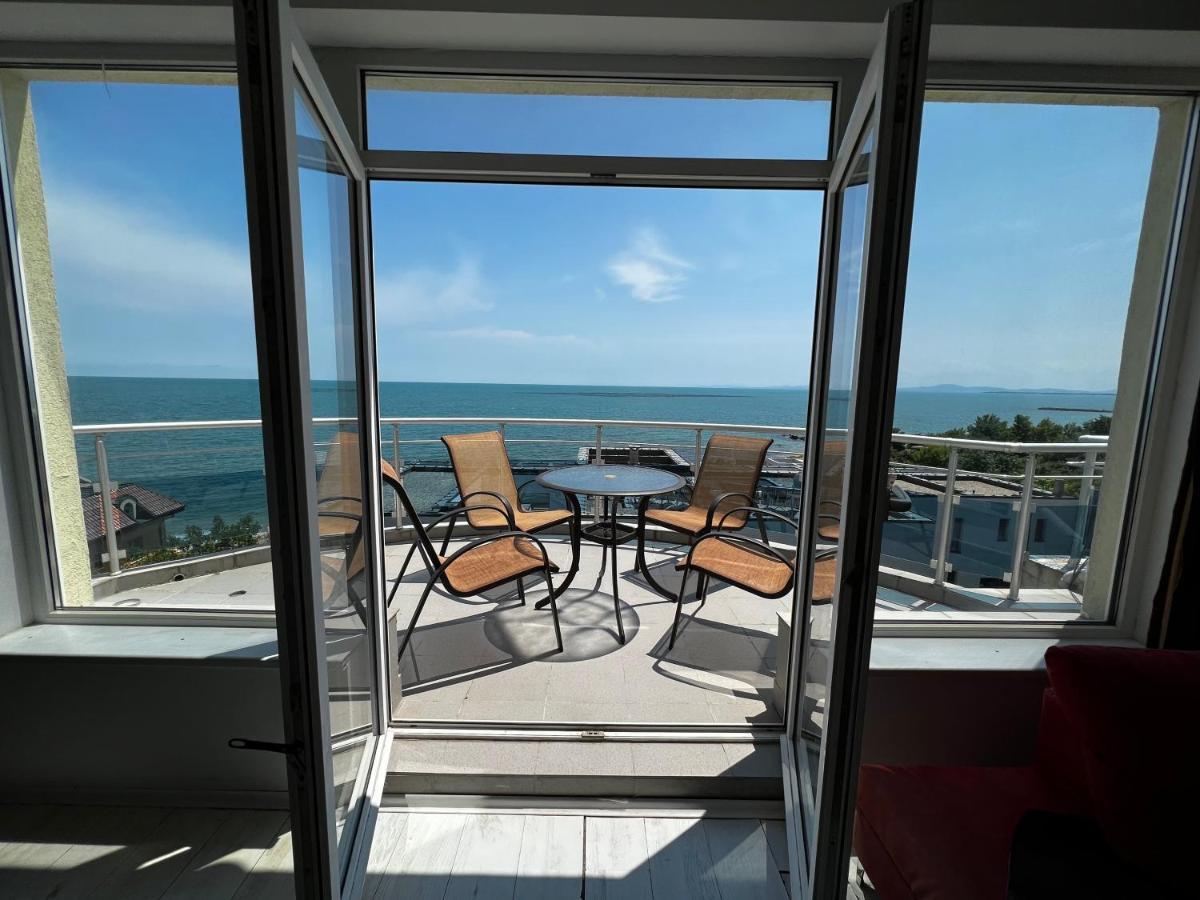 Modern Beachfront Apartment With Pool Равда Екстериор снимка