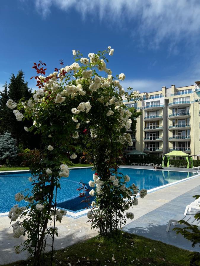 Modern Beachfront Apartment With Pool Равда Екстериор снимка